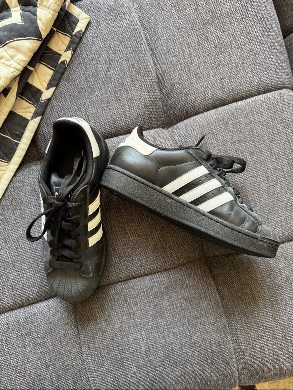 EUC Classic Adidas Black and White Shell-Toe Sneakers boys sz4 / womens sz6